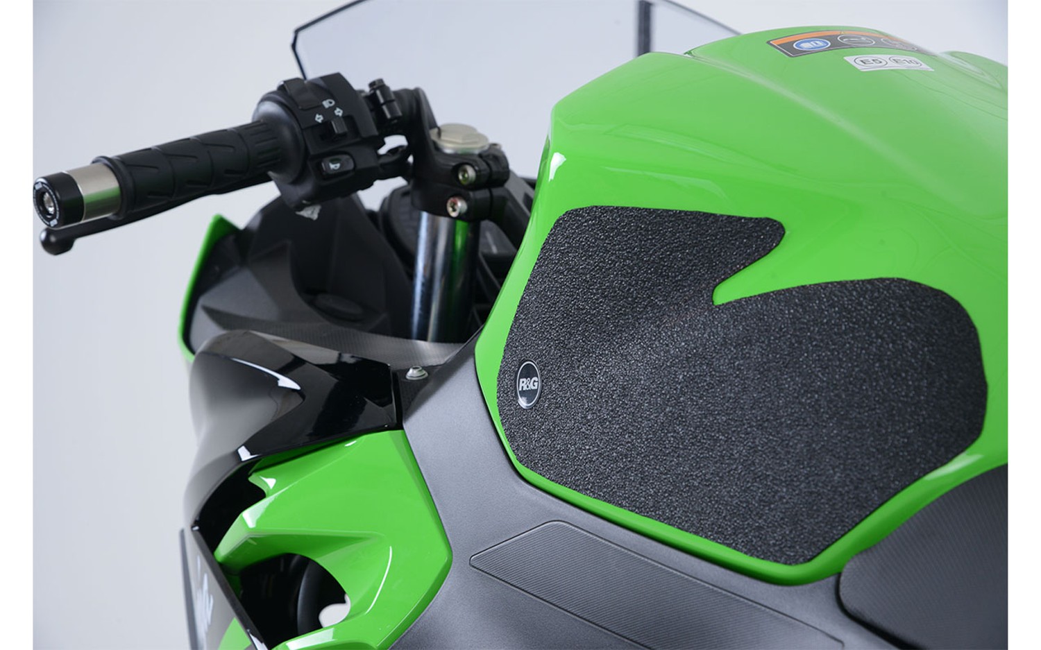 R&G Racing Tank Traction 2-Grip Kit for the Kawasaki Ninja 400 '18-'22 / Ninja 250 '18-'19 / Z400 '19-'22 / Z250 '19-'21 R&G Racing Tank Traction 2-Grip Kit for the Kawasaki Ninja 400 '18-'22 / Ninja 250 '18-'19 / Z400 '19-'22 / Z250 '19-'21